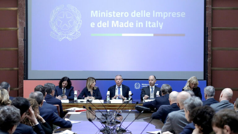 Automotive: Urso all'Ue, “Cambiamenti radicali subito, non maquillage”