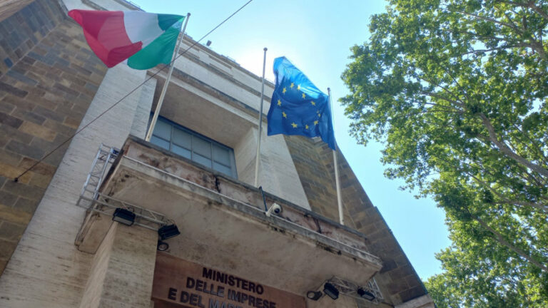 Carburanti: Mimit, crescono a oltre l'87% i distributori che hanno adeguato prezzi