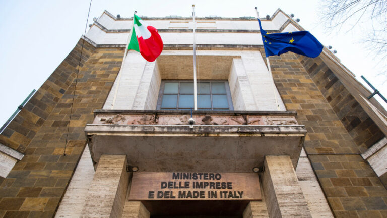 Carburanti: Mimit, in Italia gli aumenti più contenuti tra i grandi Paesi europei