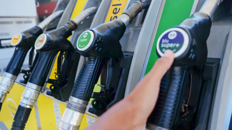 Carburanti: Mimit, quasi il 60% distributori ha ridotto prezzi