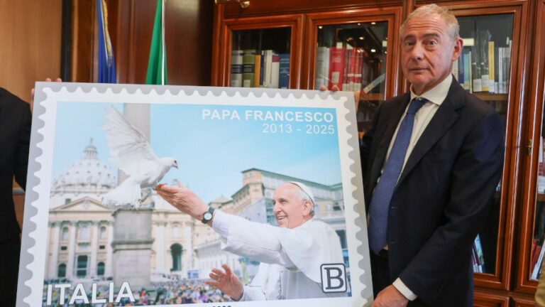 Mimit: presentato francobollo dedicato a Papa Francesco, nel primo anniversario della scomparsa