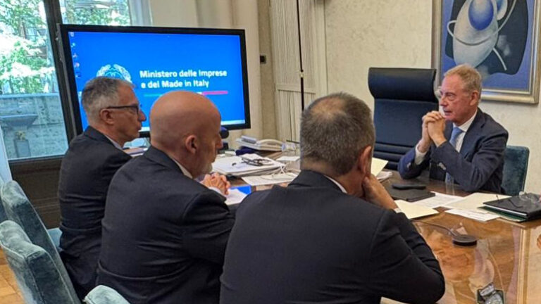 Chimica: Urso incontra Eni su Piano riconversione di Versalis e convoca nuovo tavolo a giugno