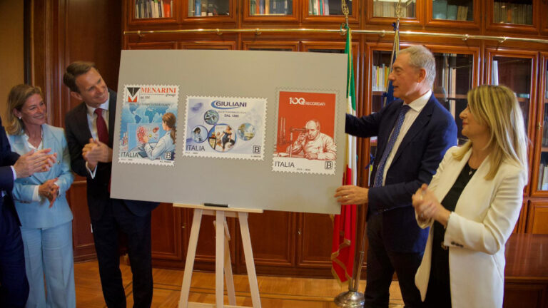 Filatelia: presentati al Mimit i francobolli dedicati a Menarini, Recordati e Giuliani, eccellenze della farmaceutica italiana