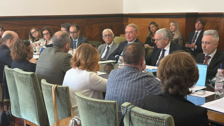 Assicurazioni: Urso alla filiera, "Continuare confronto su Rc Auto per contrasto frodi e maggiori benefici a virtuosi"