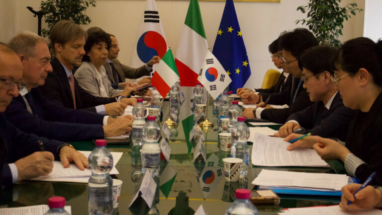 Italia-Corea del Sud: Urso firma MoU con il viceministro delle PMI e Startup Roh Yong-seok