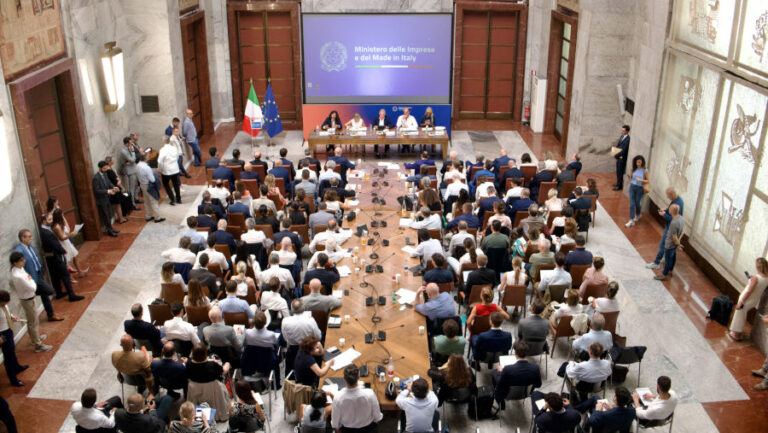 Auto: Urso all'Ue, "La crisi sta investendo tutta la filiera: subito le riforme"