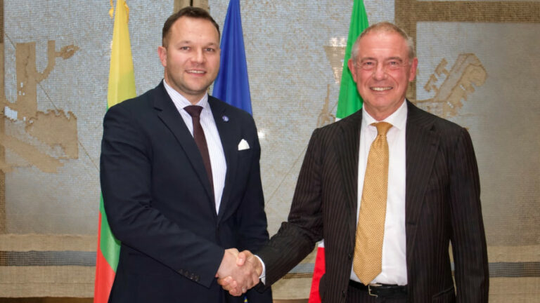 Italia-Lituania: Urso incontra il ministro Grikšas, "Insieme per un'Europa più forte"